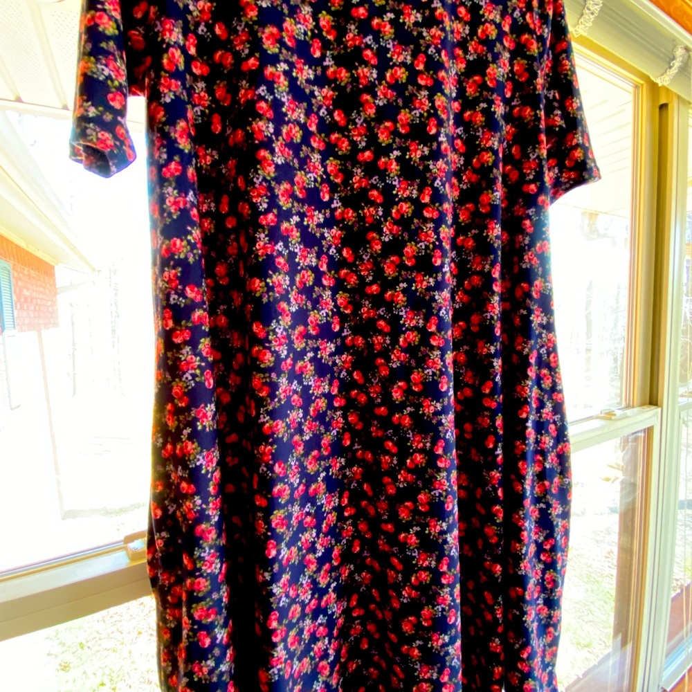 A&D blue rose print swing top. Size S